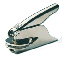 Pince à sec : empreinte en relief dans le papier